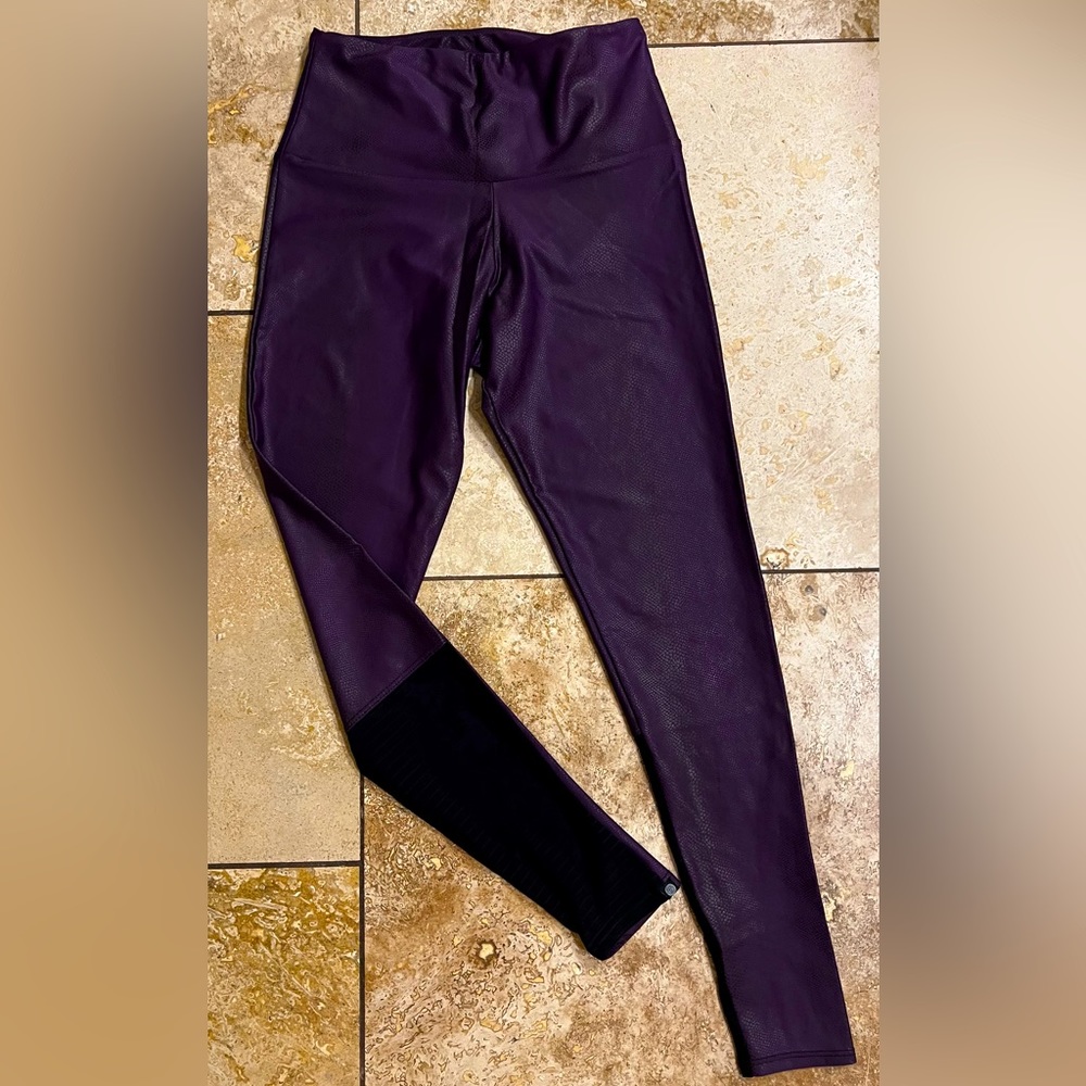 ONZIE Yoga Pilates Athletic Purple Snake Black Leggings S M Small Medium New